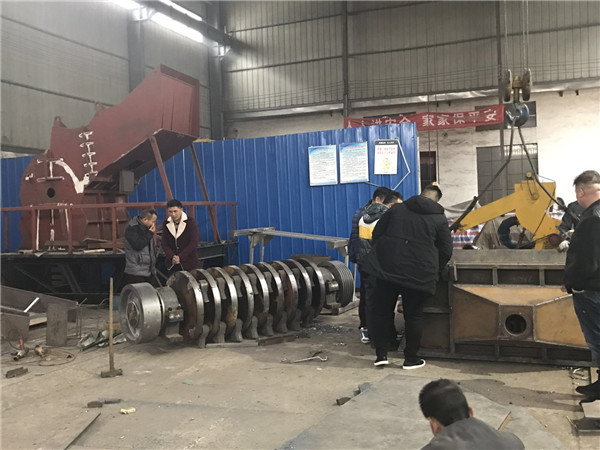 1600型金屬破碎機設備采購到廠考察