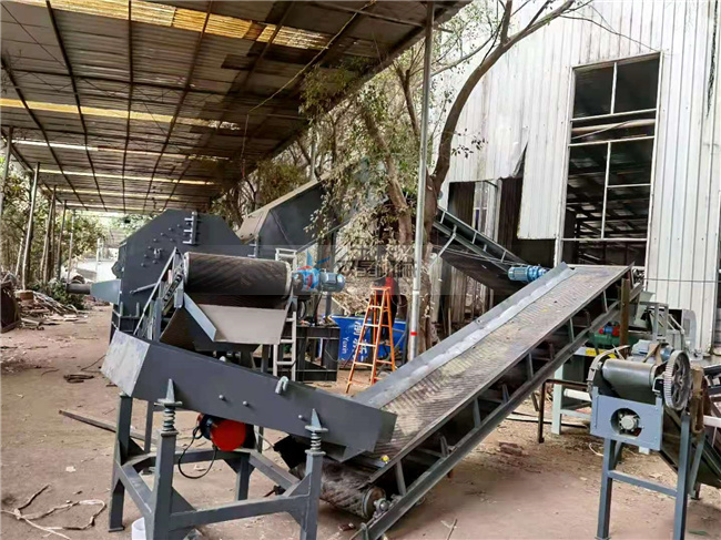 鋁型材破碎機上?？蛻粼O(shè)備現(xiàn)場實拍