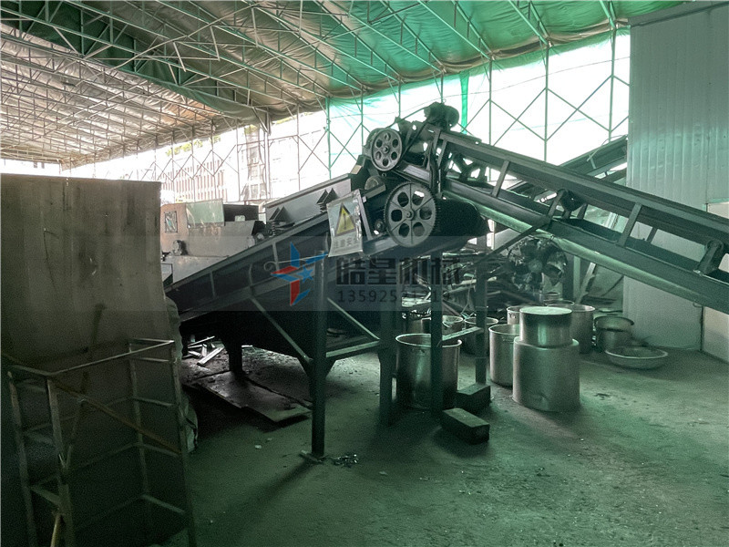 斷橋鋁破碎機(jī)<a href='http://8xqdr.cn/psxl/1279.html' target='_blank'><span>廢鋁破碎</span></a>分選現(xiàn)場(chǎng)