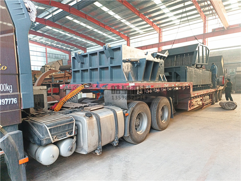 1800型<a href='http://8xqdr.cn' target='_blank'><span>鋁合金破碎機</span></a>設(shè)備裝車發(fā)貨