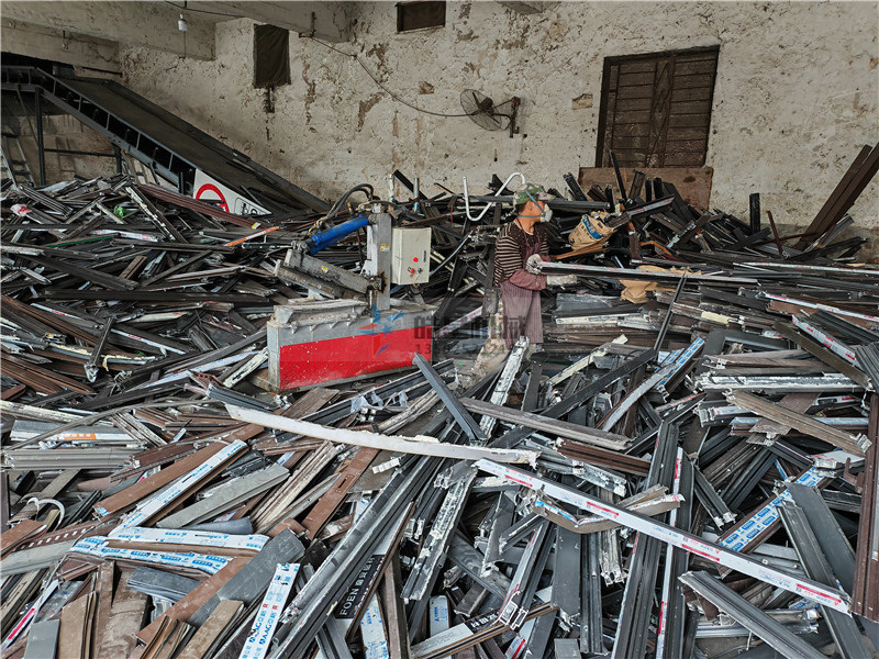 斷橋鋁材料的破碎回收主要用什么設(shè)備？