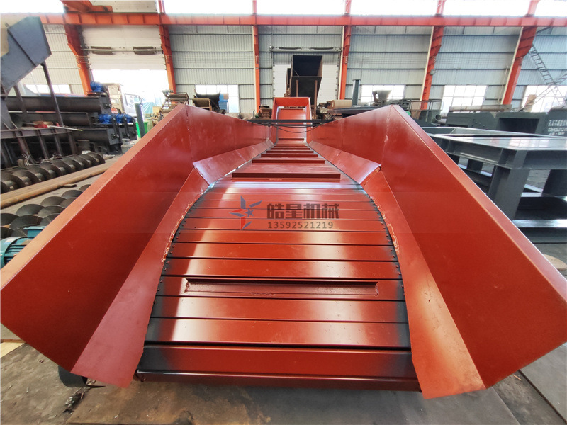 <a href='http://8xqdr.cn/psxl/1278.html' target='_blank'><span>斷橋鋁破碎</span></a>機(jī)配件鏈板輸送帶生產(chǎn)現(xiàn)場(chǎng)實(shí)拍